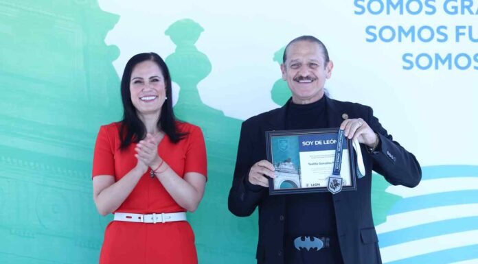 LEÓN | Recibe Teo González el reconocimiento Soy de León, por 40 años de alegrar a las personas