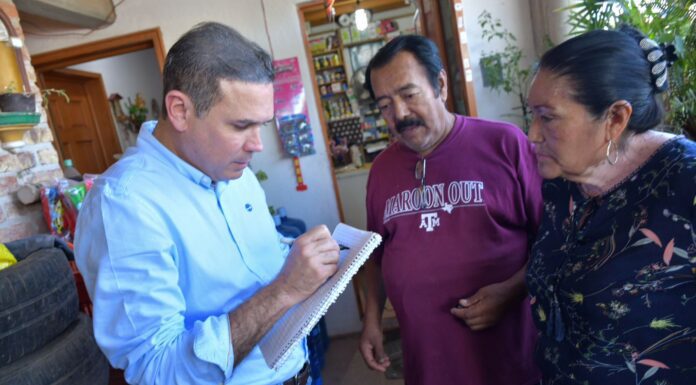 Alejandro Navarro firma compromiso con vecinos de La Presita