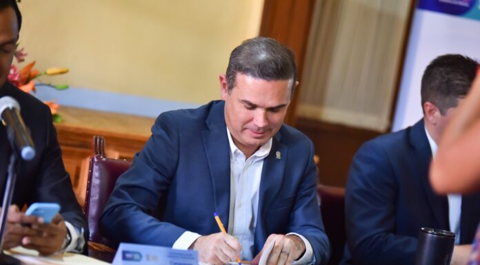 Suscribe Navarro convenio para profesionalizar al personal del Gobierno capitalino en gestión pública