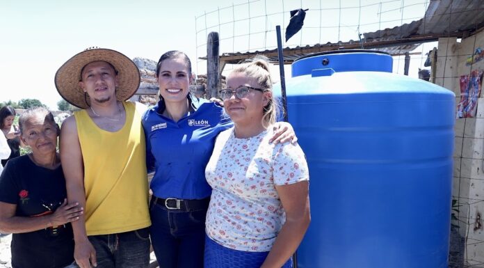 LEÓN | Entrega Ale Gutiérrez tinacos a familias de Nora de Septién