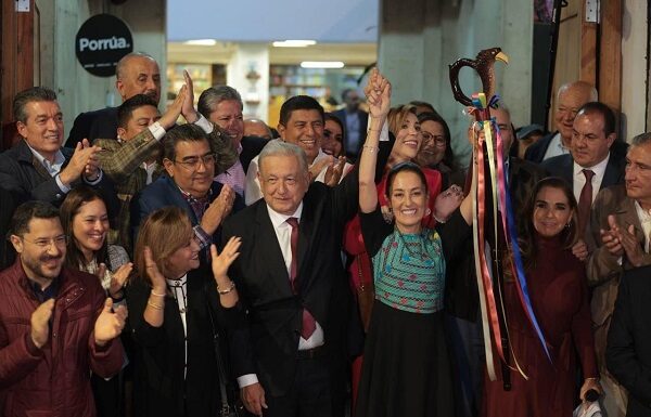 Entrega AMLO bastón de mando a Sheinbaum