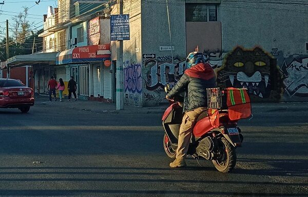 Promueven uso de casco en estudiantes de Silao