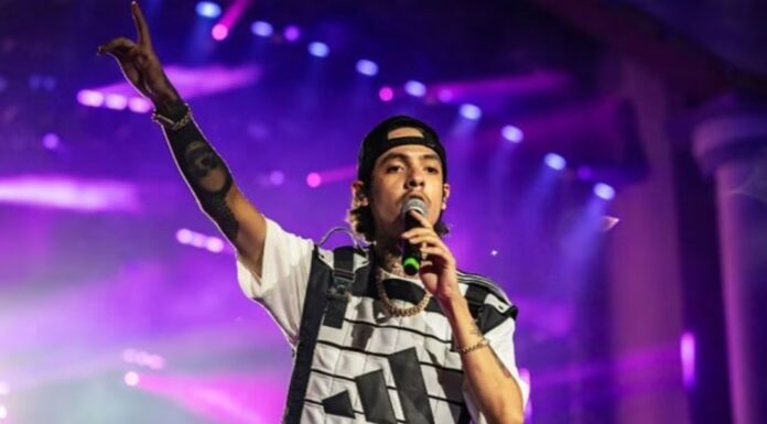 Con tanque de oxígeno, sale Natanael Cano al escenario del Festival Arre Con tanque de oxígeno, sale Natanael Cano al escenario del Festival Arre