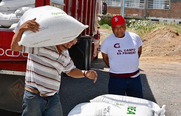 Reciben campesinos de Silao apoyos en fertilizantes
