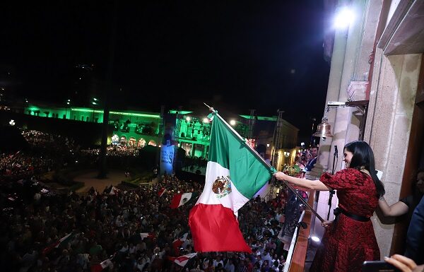 Ale Gutiérrez encabeza Grito de la Independencia y pide unidad a leoneses