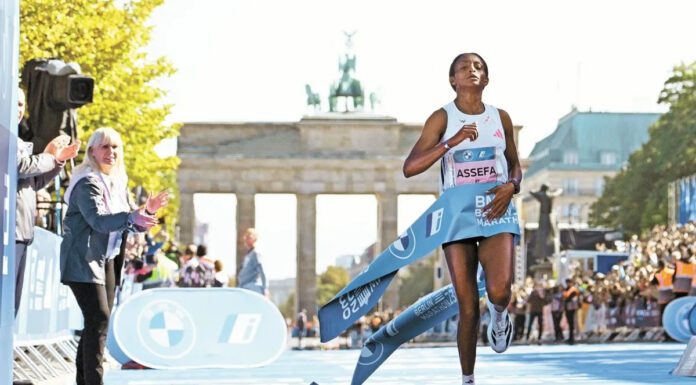 Kipchoge y Assefa defienden con récord su Maratón de Berlín Kipchoge y Assefa defienden con récord su Maratón de Berlín