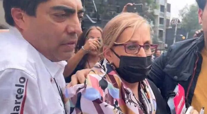 Policías golpean a Malú Mícher y le cierran el paso a conteo de boletas (multimedia)