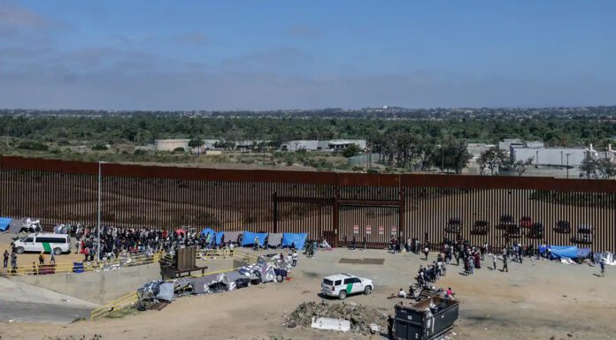 Migrantes instalan campamento con barricadas fronterizas de México-EU Migrantes instalan campamento con barricadas fronterizas de México-EU