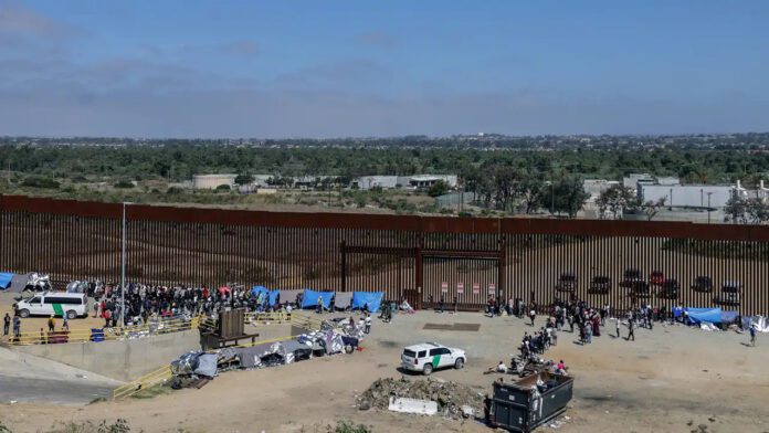Migrantes instalan campamento con barricadas fronterizas de México-EU