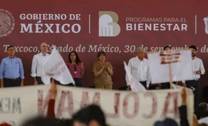 Tras beso en la mano de alcaldesa, AMLO ahora hace lo mismo con Delfina Gómez