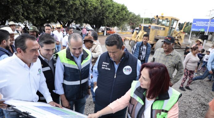 Entrega gobernador beneficios en Valle de Santiago