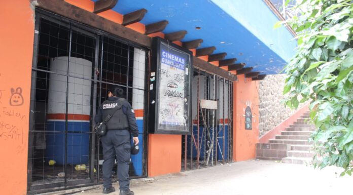 Colocan enrejado en perímetro del Cine Guanajuato para prevenir riesgos