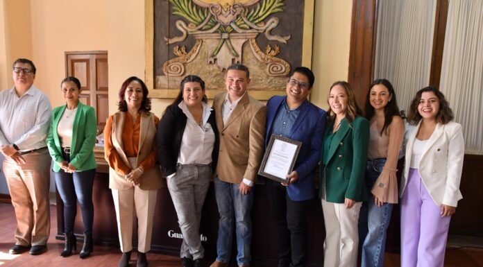 Reconoce Alejandro Navarro a médicas y médicos en la capital