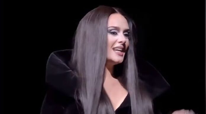 Adele se viste de Morticia Addams en su concierto al estilo Halloween Adele se viste de Morticia Addams en su concierto al estilo Halloween