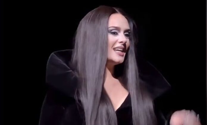 Adele se viste de Morticia Addams en su concierto al estilo Halloween Adele se viste de Morticia Addams en su concierto al estilo Halloween