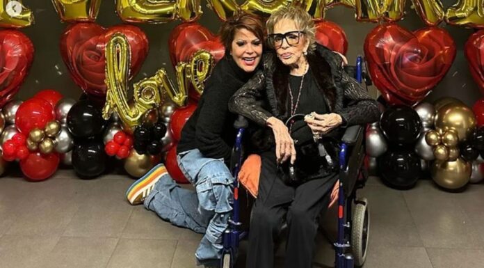 Alejandra Guzmán celebra 35 años de carrera junto a su madre Silvia Pinal como invitada de honor Alejandra Guzmán celebra 35 años de carrera junto a su madre Silvia Pinal como invitada de honor