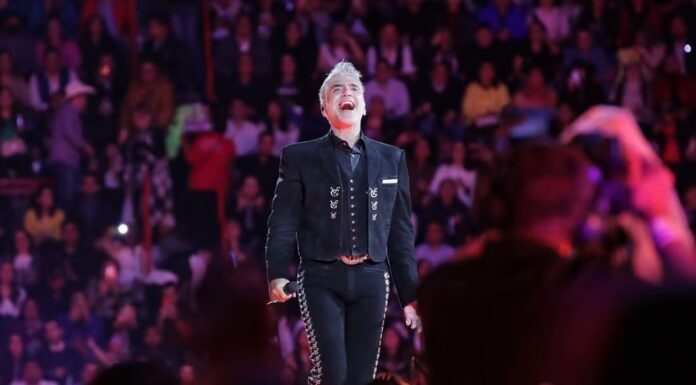 Alejandro Fernández se presenta con copas de más y se queda dormido en pleno concierto Alejandro Fernández se presenta con copas de más y se queda dormido en pleno concierto