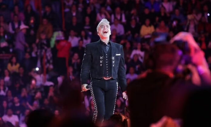 Alejandro Fernández se presenta con copas de más y se queda dormido en pleno concierto