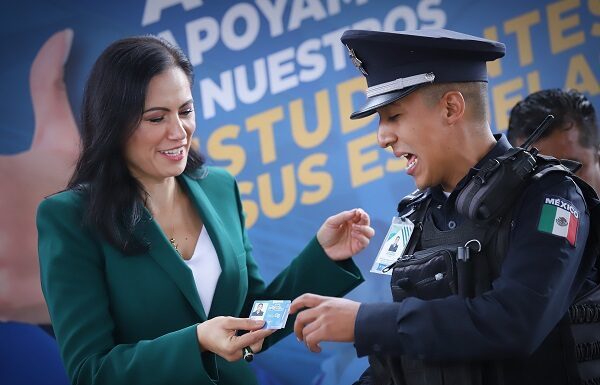 Entrega Ale Gutiérrez targeta PagoBus a policías y cadetes en León