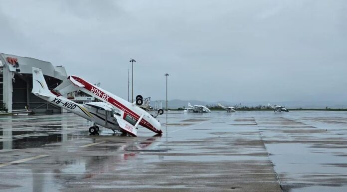 Anuncian puente aéreo para sacar a turistas atrapados en Acapulco por “Otis” Anuncian puente aéreo para sacar a turistas atrapados en Acapulco por “Otis”