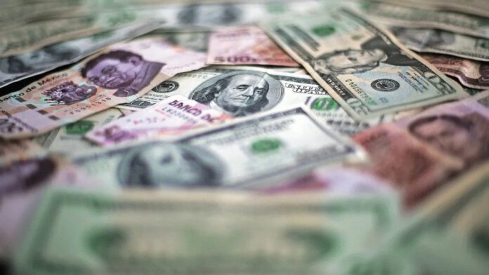 El peso se sigue debilitando y casi llega a las 18 unidades por dólar el martes