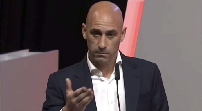FIFA suspende por tres años a Luis Rubiales tras el beso forzado a Jennifer Hermoso FIFA suspende por tres años a Luis Rubiales tras el beso forzado a Jennifer Hermoso