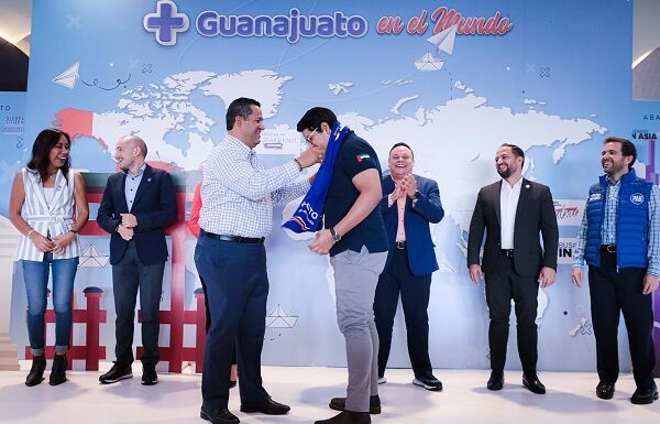 Abandera Diego Sinhue a 65 ganadores del programa GTO Internacional