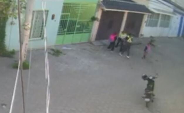Registra vídeo asalto a mujer frente a niños; el responsable ya fue detenido