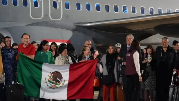 Llega primer vuelo con 135 mexicanos repatriados de Israel