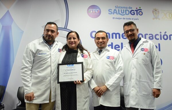 Reconocen a médicos y médicas de diversas partes de Guanajuato