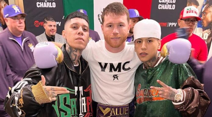 Santa Fe Klan homenajea a Lefty SM al cantar “Por Mi México” en pelea del Canelo Santa Fe Klan homenajea a Lefty SM al cantar “Por Mi México” en pelea del Canelo