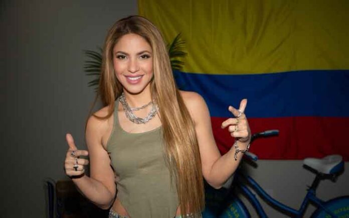 Shakira sorprende a Carlos Vives en su concierto y cantan "La bicicleta" sin mencionar a Piqué