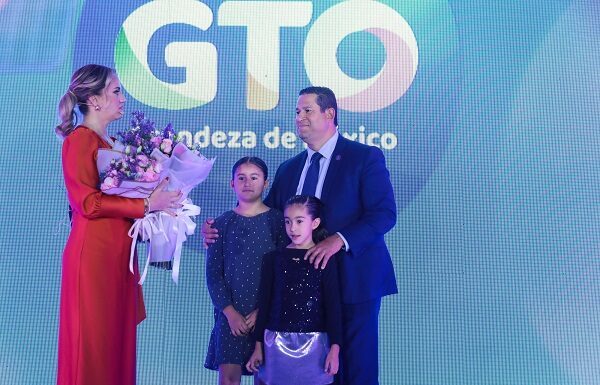 Presenta Adriana Rodríguez Quinto Informe DIF Guanajuato