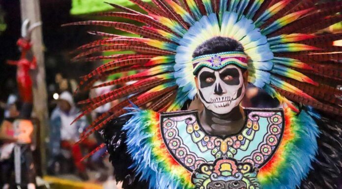 Disfrutan en Celaya de tradicional paseo de las luminarias