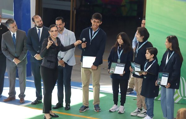 Reconoce Ale Gutiérrez a campeones olímpicos en matemáticas