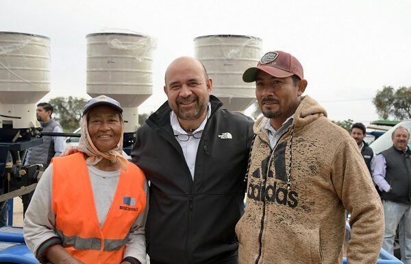 Entrega Carlos García insumos agrícolas en Silao