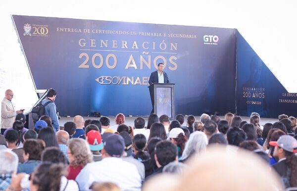 Entrega Diego Sinhue 1 mil certificados INAEBA