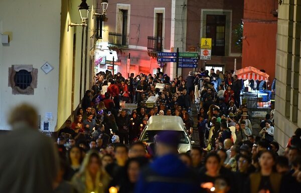 A tope Centro Histórico de Guanajuato por celebración de Día de Muertos
