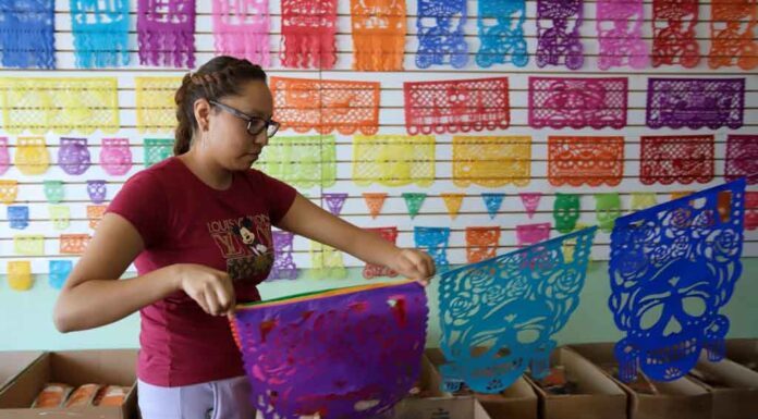 Huixcolotla, pueblo productor de papel picado, da color al Día de Muertos Huixcolotla, pueblo productor de papel picado, da color al Día de Muertos