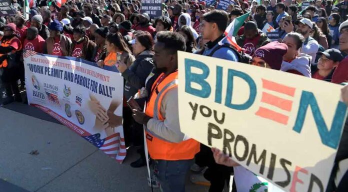 ‘Nos ha fallado’: migrantes exigen a Biden cumplir sus promesas de campaña ‘Nos ha fallado’: migrantes exigen a Biden cumplir sus promesas de campaña
