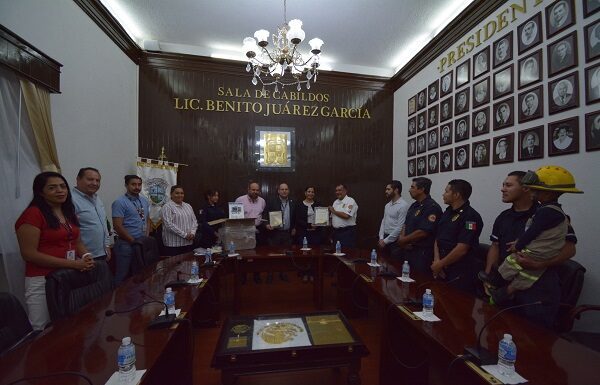 Dona tienda Oxxo desfribilador a bomberos de Silao