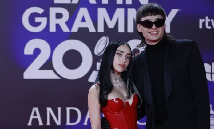 Peso Pluma y Nicki Nicole hacen oficial su relación durante la alfombra roja de los Latin Grammy
