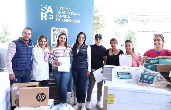 Presenta Ale Gutiérrez SARE y, de paso, entrega apoyos productivos