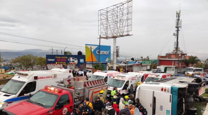 Vuelca camión de pasajeros en León; resultan más de 30 heridos (VIDEOS)