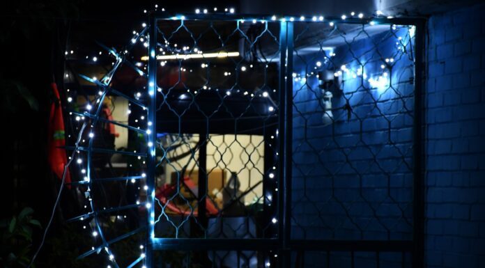 Esta Navidad no olvides revisar tus luces y conexiones domésticas