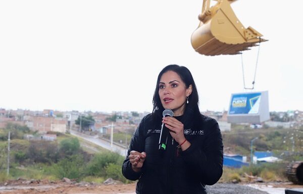 Ale Gutiérrez coloca primera piedra de puente en Barranca de Venaderos