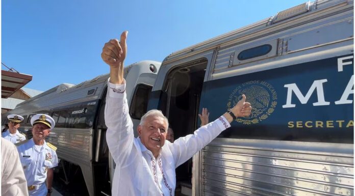 AMLO se vuelve subir al Tren Interoceánico y ahora supervisa el tramo a Teapa, Tabasco AMLO se vuelve subir al Tren Interoceánico y ahora supervisa el tramo a Teapa, Tabasco