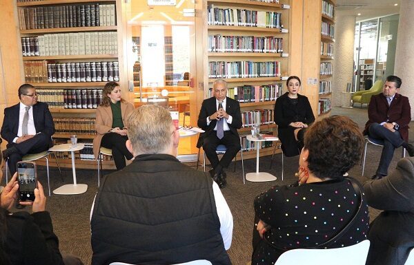 Presenta Manuel Vidaurri su libro Apuntalamiento de la Tarea Legisltiva