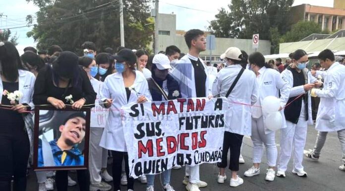 Padres de jovenes asesinados en Celaya han planteado demandar a AMLO