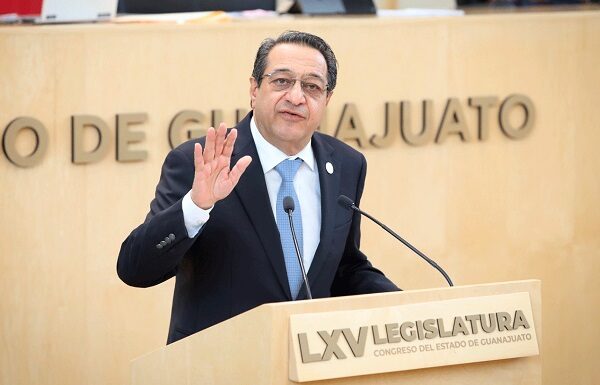 Aprueban reformas a la Ley del Notariado impulsadas por Miguel Salim